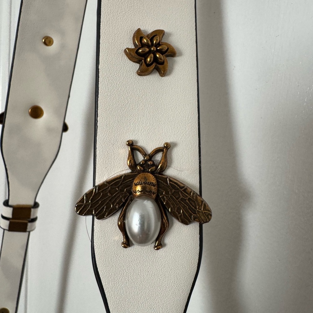 Chic Bucket Bag with Bumblebee Strap - Picture 10 of 10
